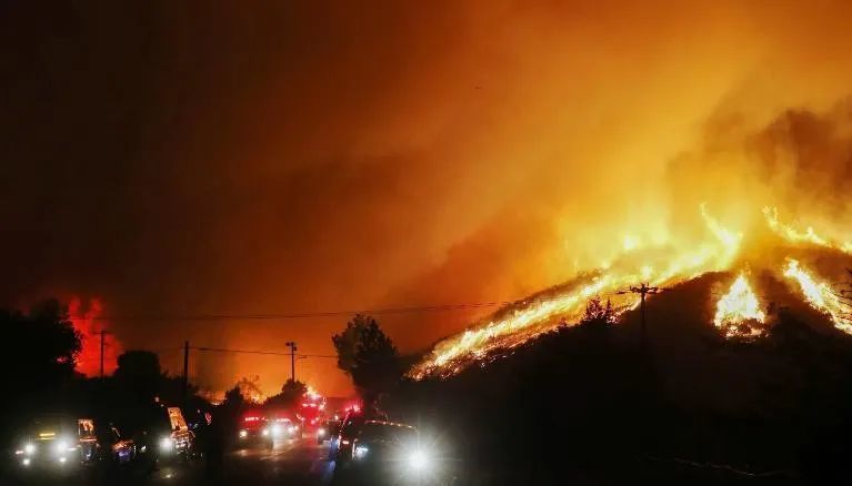 美国_社会|美国大火蔓延十四州，十二万人逃难，劫后景象太惨