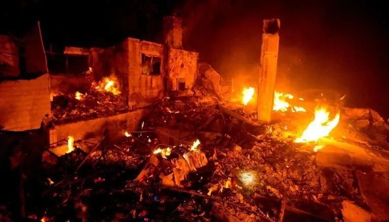 美国_社会|美国大火蔓延十四州，十二万人逃难，劫后景象太惨