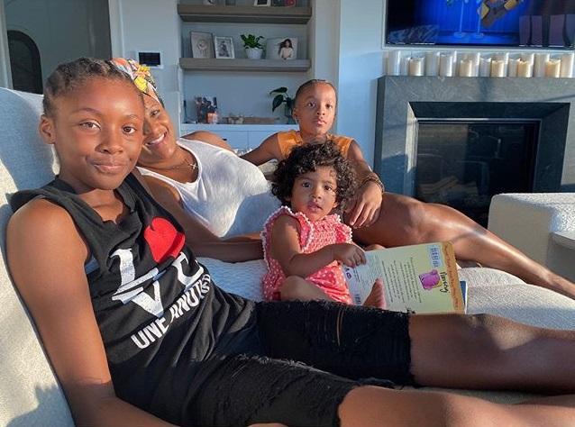 科比42岁冥诞瓦妮莎晒3个孩子家中摆满了鲜花和寄语