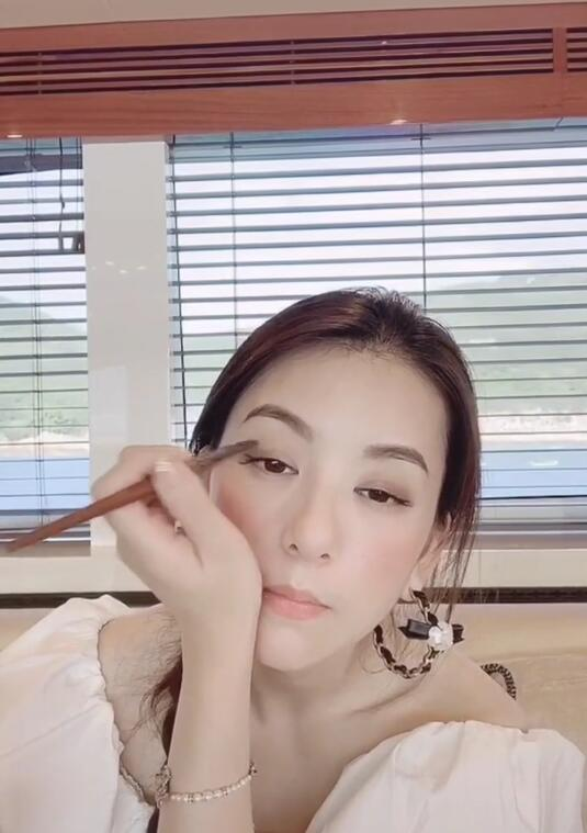 方媛|方媛晒郭富城七夕礼物秀恩爱，怼脸拍发际线高脸型长，妆前妆后变化大