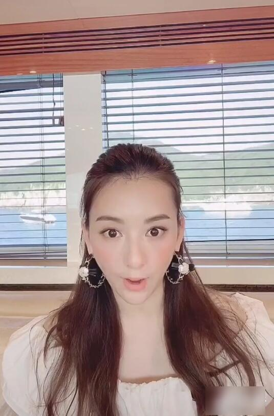 方媛|方媛晒郭富城七夕礼物秀恩爱，怼脸拍发际线高脸型长，妆前妆后变化大