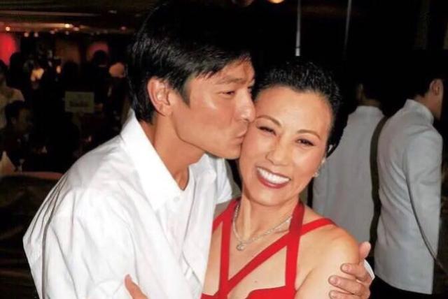 汪明荃|49岁香港失业男明星提前收到中秋礼物，打开一看：一叠千元港币