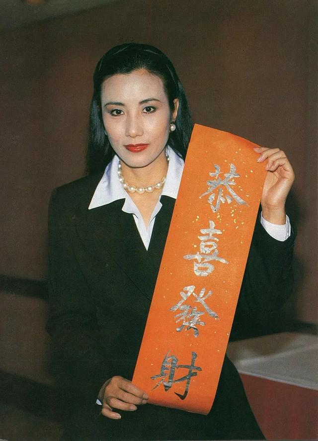 汪明荃|49岁香港失业男明星提前收到中秋礼物，打开一看：一叠千元港币