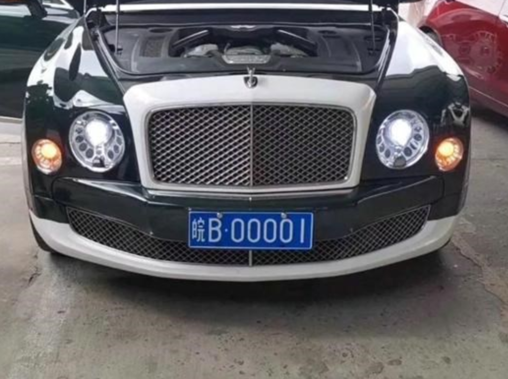 国内现身挂"00001"号车牌的宾利豪车,仅车牌就价值千万!
