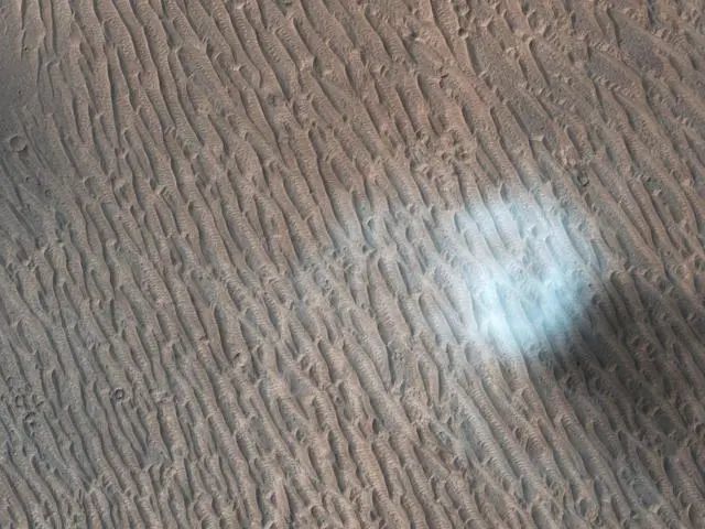 火星|火星神秘现象：悬浮白光、白色精灵、绿色光环，一千公里长的白云