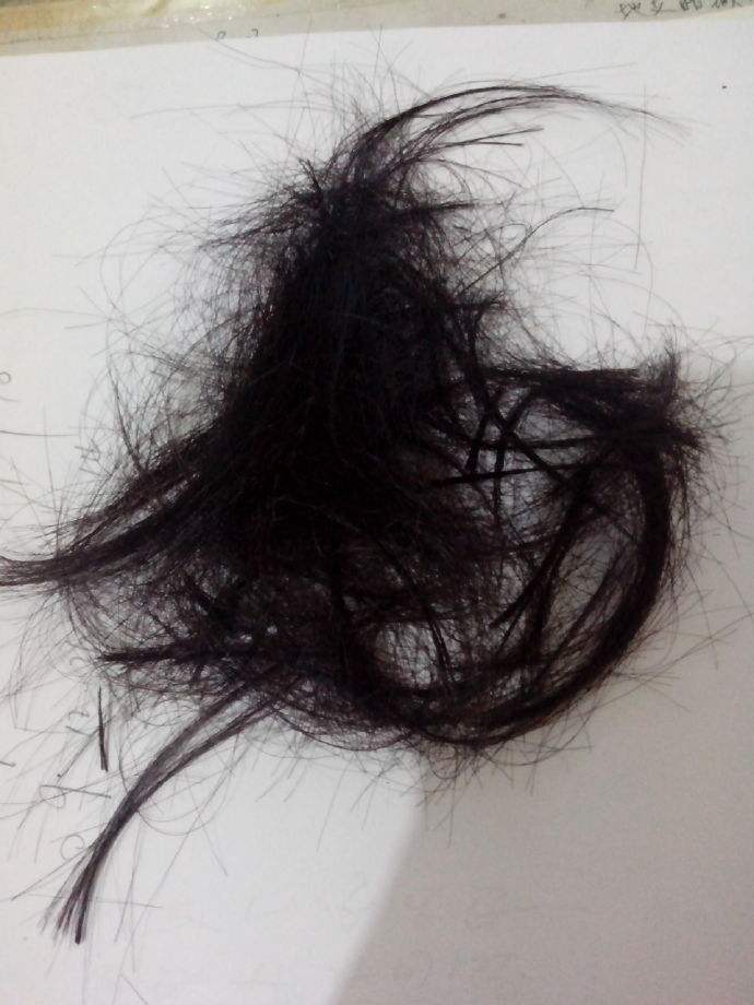 女老师好心剪掉小女孩一点头发竟被女孩父亲要求赔偿2万