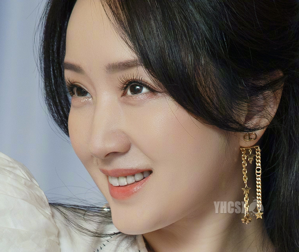 杨钰莹|杨钰莹究竟有多冻龄？且看她一组近期高清面部特写，状态好逆天
