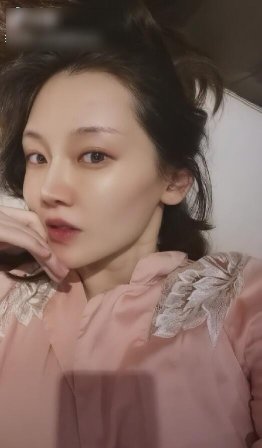 苗苗|苗苗孕期晒自拍妆容精致锥子脸，配文疑有玄机粉丝纷纷猜宝宝性别