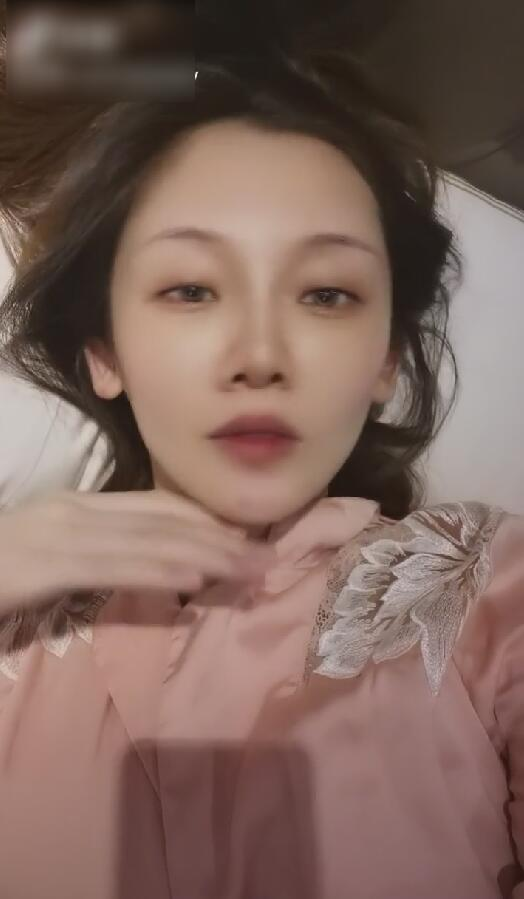 苗苗|苗苗孕期晒自拍妆容精致锥子脸，配文疑有玄机粉丝纷纷猜宝宝性别