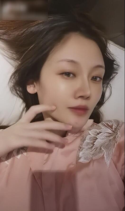 苗苗|苗苗孕期晒自拍妆容精致锥子脸，配文疑有玄机粉丝纷纷猜宝宝性别