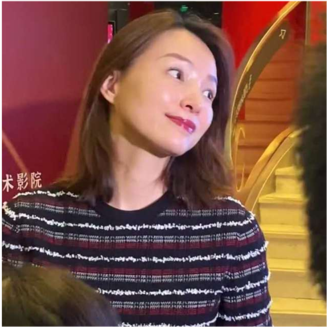 董卿|47岁董卿久违亮相状态好，皮肤紧致发亮，直男式打扮英气十足