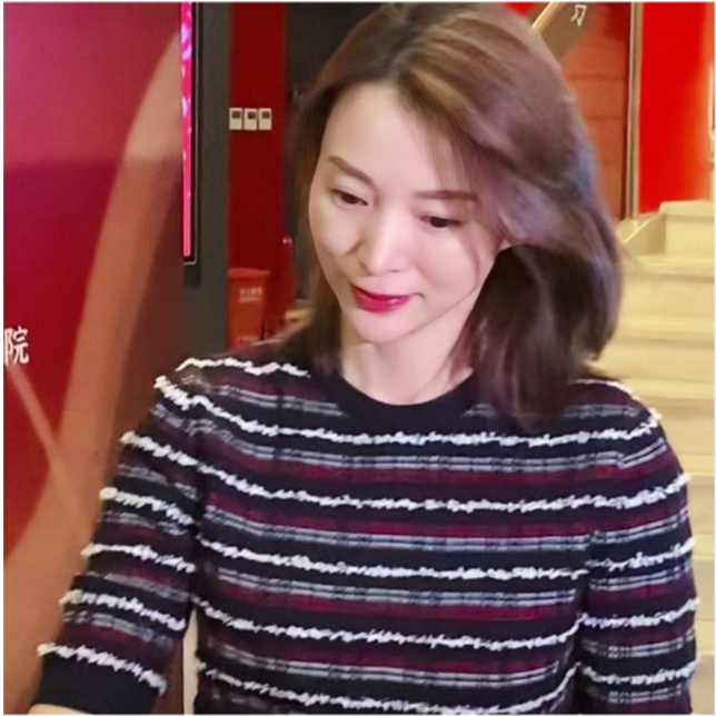 董卿|47岁董卿久违亮相状态好，皮肤紧致发亮，直男式打扮英气十足
