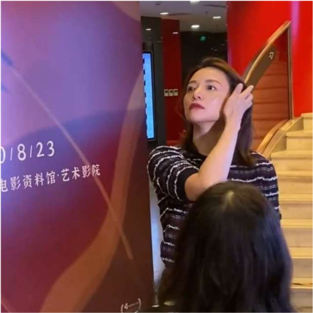 董卿|47岁董卿久违亮相状态好，皮肤紧致发亮，直男式打扮英气十足