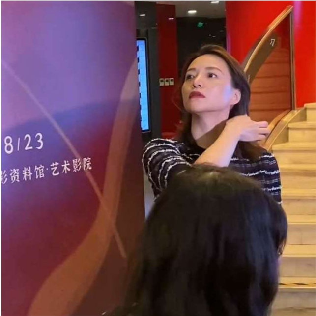 董卿|47岁董卿久违亮相状态好，皮肤紧致发亮，直男式打扮英气十足