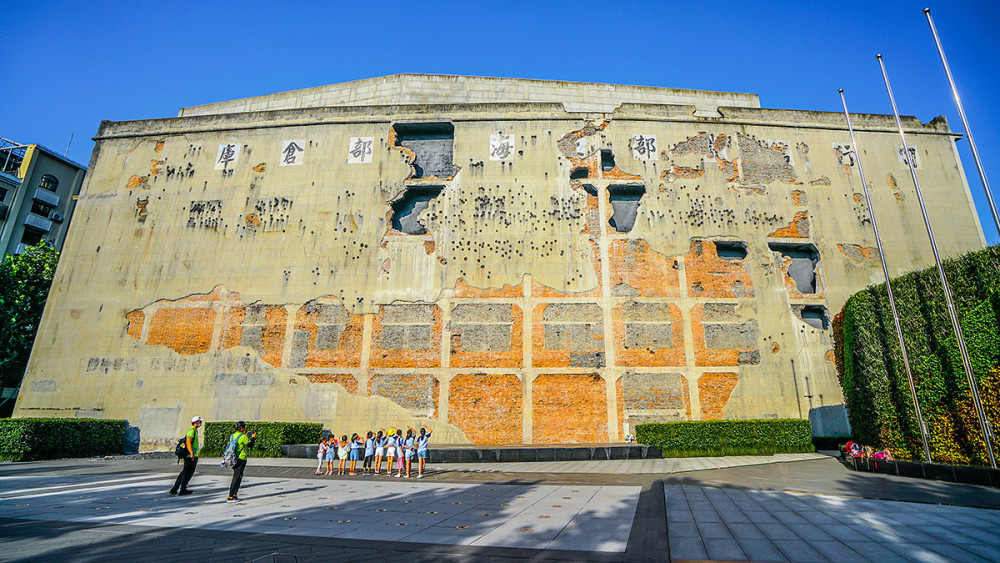 一部电影八佰让上海苏州河边的四行仓库纪念地客流爆满