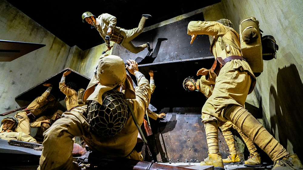 一部电影八佰让上海苏州河边的四行仓库纪念地客流爆满