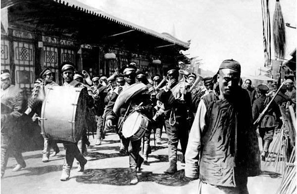 鲁迅|鲁迅留学日本时，是什么刺激了他，使他走上“弃医从文”的道路