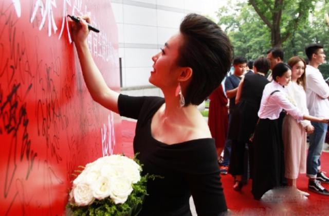 华晨宇|央视女主播和华晨宇撞脸，两人像双胞胎，粉丝：还以为花花在主持