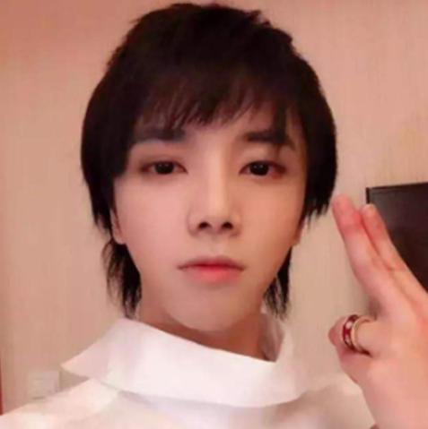 华晨宇|央视女主播和华晨宇撞脸，两人像双胞胎，粉丝：还以为花花在主持