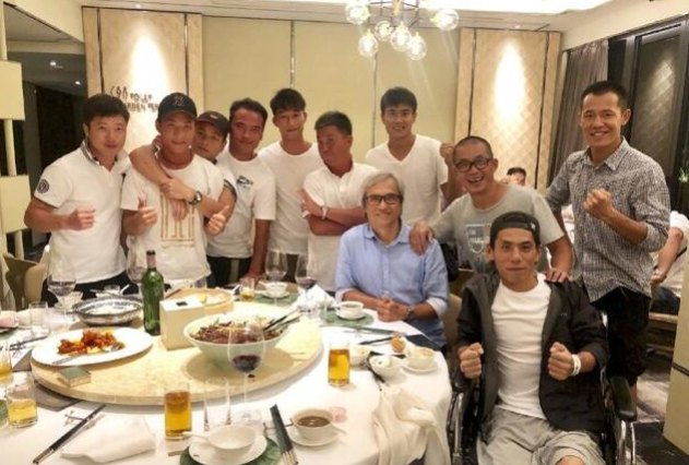 陈木胜|陈木胜生前最后的聚餐照，当时已是鼻咽癌末期，与众演员合影强颜欢笑
