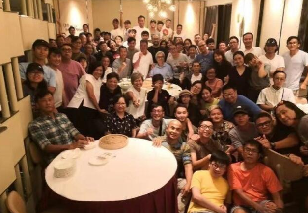 陈木胜|陈木胜生前最后的聚餐照，当时已是鼻咽癌末期，与众演员合影强颜欢笑