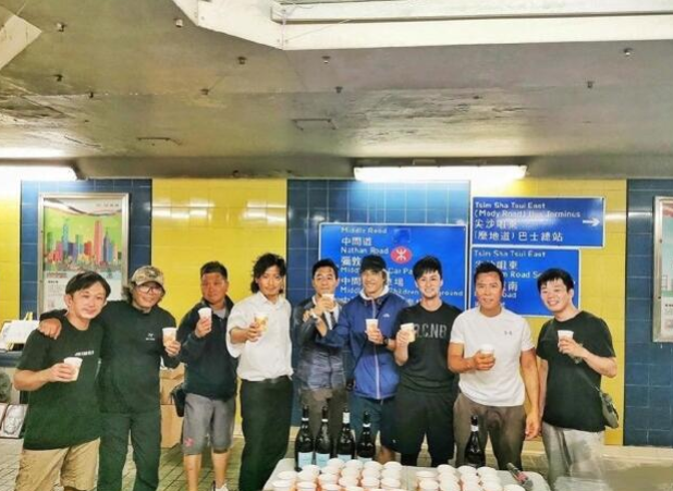 陈木胜|陈木胜生前最后的聚餐照，当时已是鼻咽癌末期，与众演员合影强颜欢笑
