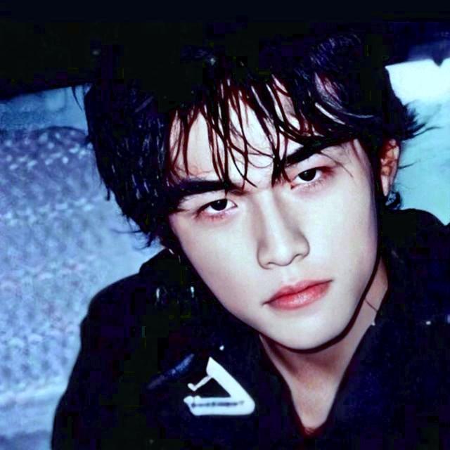 时隔20周年周杰伦晒昔日旧照感叹音乐生涯一路坎坷实属不易