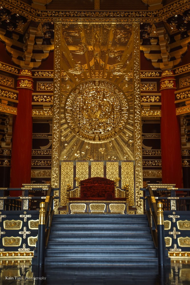 这样的宝座不仅可以远远欣赏,游客还可以付费坐上龙椅,体验一下大唐国