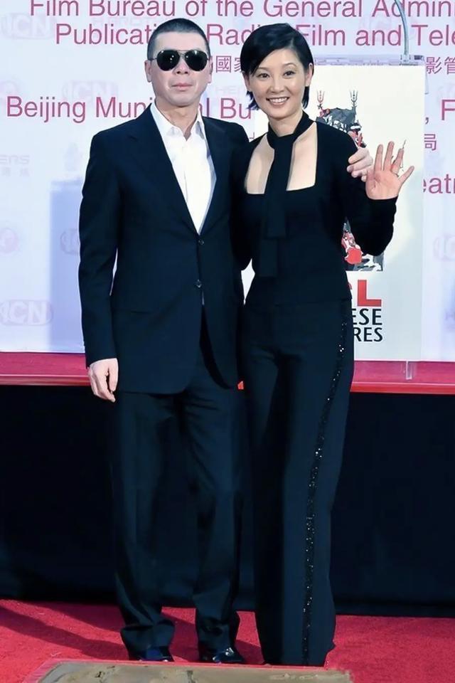 冯小刚老婆徐帆放开了一袭黑色紧身连体裤秀身材曲线依旧迷人
