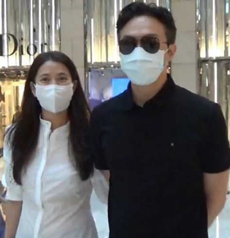 袁咏仪|超宠妻！张智霖携袁咏仪逛街，为老婆买名包，全程十指紧扣秀恩爱