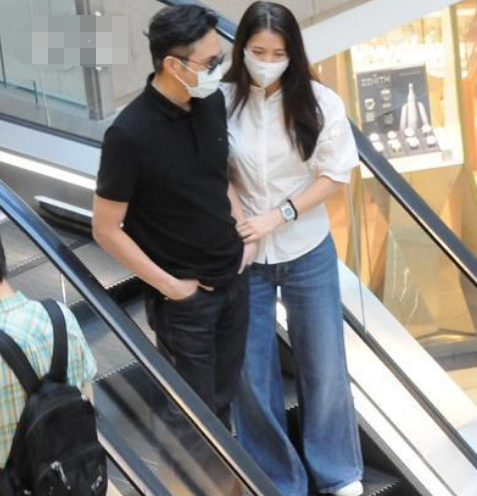 袁咏仪|超宠妻！张智霖携袁咏仪逛街，为老婆买名包，全程十指紧扣秀恩爱