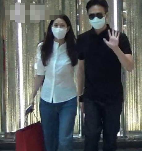 袁咏仪|超宠妻！张智霖携袁咏仪逛街，为老婆买名包，全程十指紧扣秀恩爱
