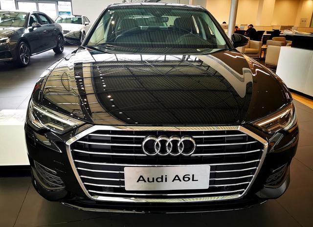 店内实拍2020款奥迪a6l!黑色外观更加运动,340马力配3.0t