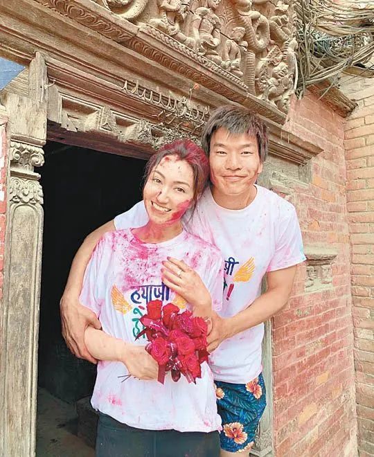 女主持|恭喜！36岁香港知名混血女主持人将与球星男友结婚，既兴奋又不安