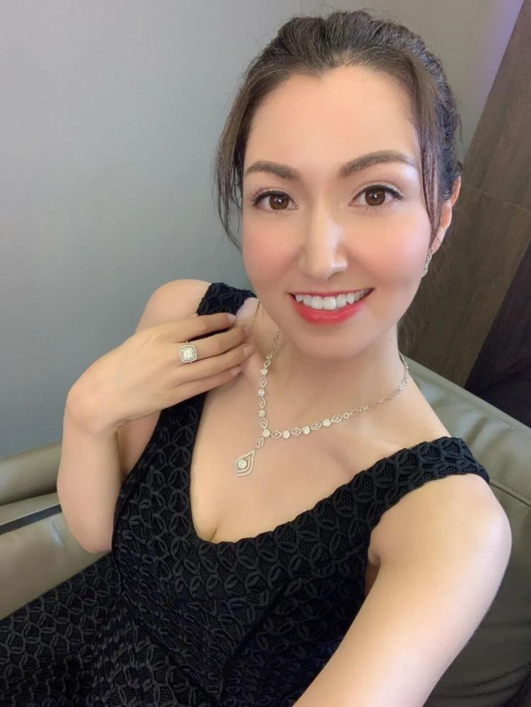 女主持|恭喜！36岁香港知名混血女主持人将与球星男友结婚，既兴奋又不安