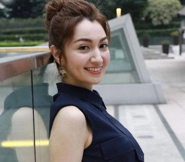 女主持|恭喜！36岁香港知名混血女主持人将与球星男友结婚，既兴奋又不安