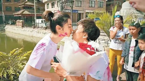 女主持|恭喜！36岁香港知名混血女主持人将与球星男友结婚，既兴奋又不安