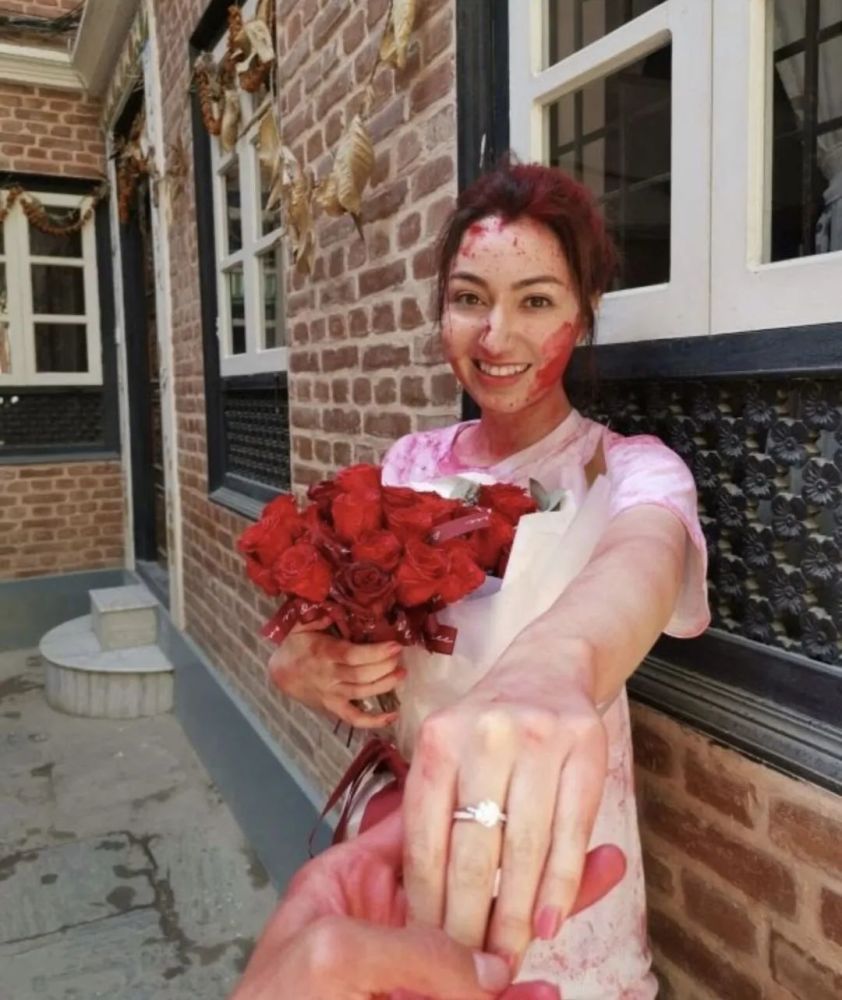 女主持|恭喜！36岁香港知名混血女主持人将与球星男友结婚，既兴奋又不安