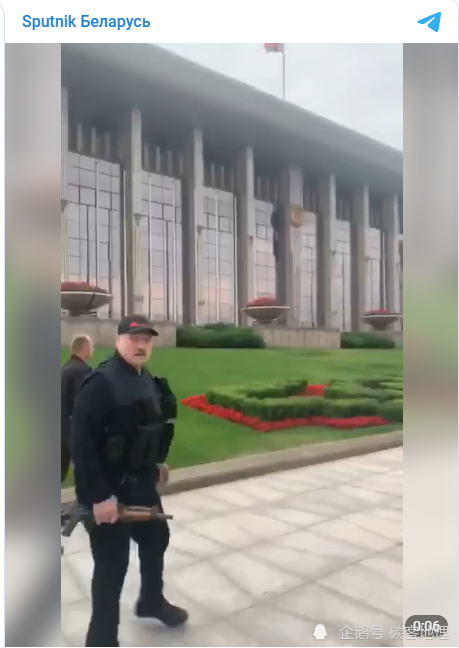 亚历山大·卢卡申科|卢卡申科乘直升机手持突击步枪进总统府