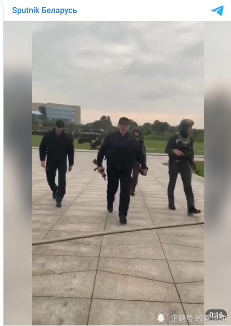 亚历山大·卢卡申科|卢卡申科乘直升机手持突击步枪进总统府