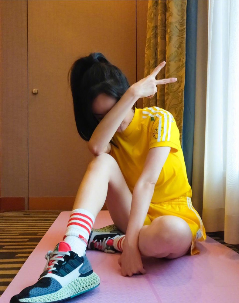魏大勋|被传同居后，杨幂魏大勋晒照疑用同张餐桌，摆同款剪刀手暗秀幸福