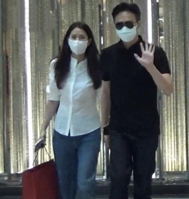 袁咏仪|张智霖袁咏仪十指相扣商场买包，携手走过28年，依然甜蜜如初恋
