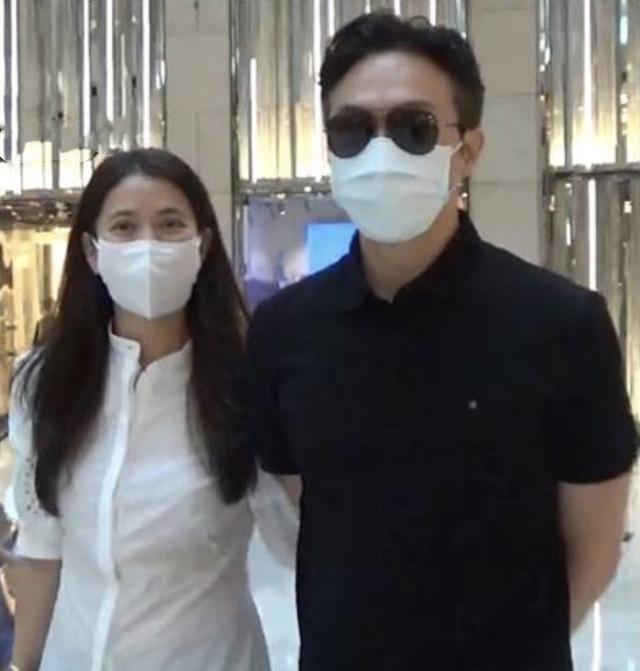 袁咏仪|张智霖袁咏仪十指相扣商场买包，携手走过28年，依然甜蜜如初恋