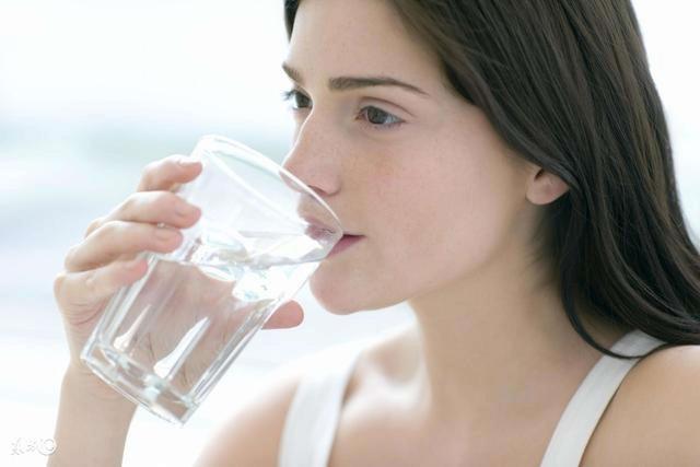 睡前喝水好吗？睡前应该多喝水，还是少喝水？