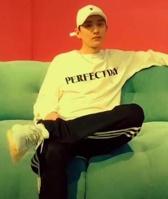 周冬雨恋情疑曝光绯闻男友唐培彦个人资料家庭背景