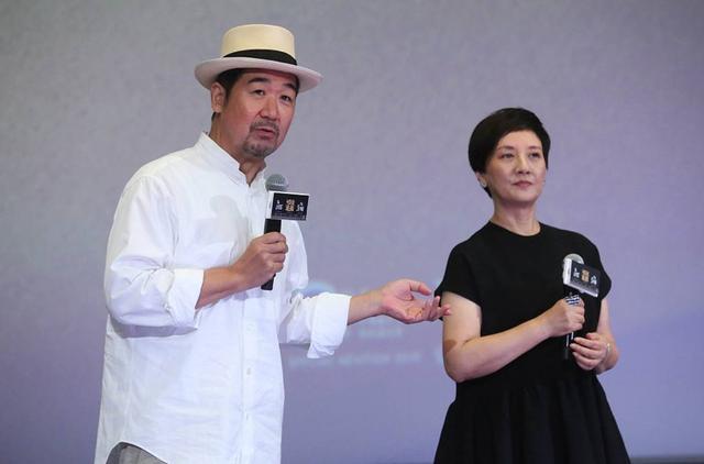 张国立|张国立捧场妻子邓婕新片，夫妻同框似两代人，董卿冯小刚齐现身
