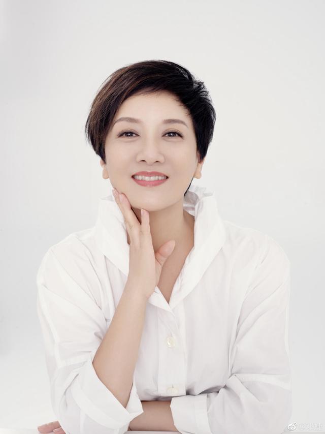 张国立|张国立捧场妻子邓婕新片，夫妻同框似两代人，董卿冯小刚齐现身