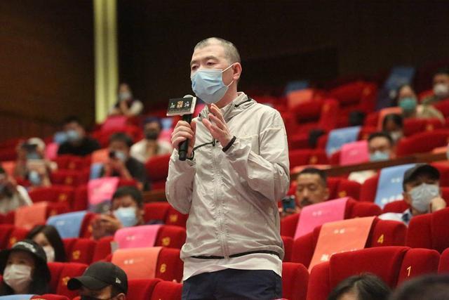 张国立|张国立捧场妻子邓婕新片，夫妻同框似两代人，董卿冯小刚齐现身