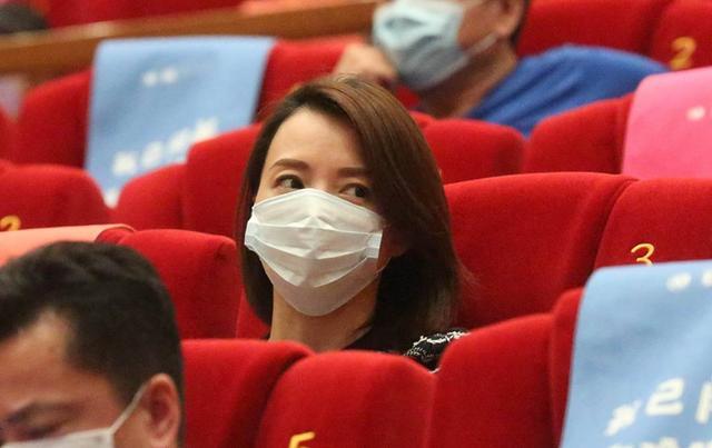 张国立|张国立捧场妻子邓婕新片，夫妻同框似两代人，董卿冯小刚齐现身