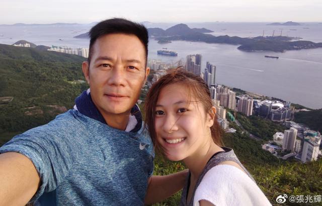 张卓姿|不舍张卓姿出国留学，57岁双料影帝拥抱送别，女儿成熟不像十六岁